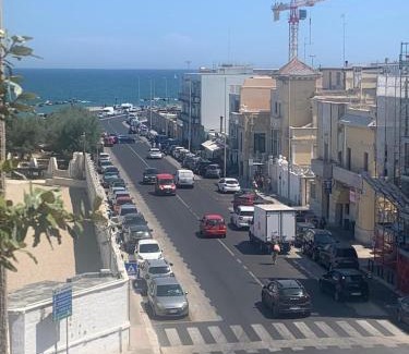 Municipio 3 House | Steps from the Sea: Family-Friendly Hotel with Ocean View