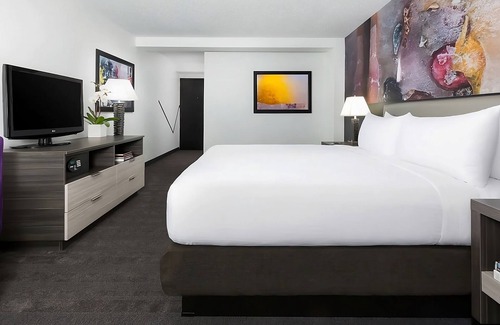 Lower Allston Hotel | Accessible Queen Room with Kitchen at Studio Allston Hotel
