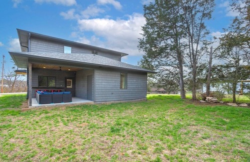 Nashville House | Unforgettable Drummond Getaway: ADA-Friendly with Patio