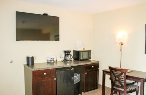 Kelleys Island Hotel | Inviting ADA Glacier Suite at Kelley's Island Venture Resort