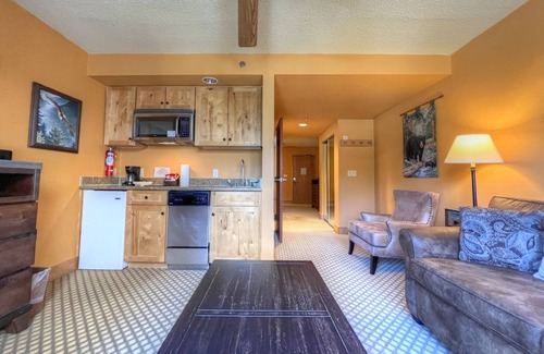 Crested Butte Hotel | Inviting ADA Hotel Suite with Pool, Kitchenette & Hot Tub