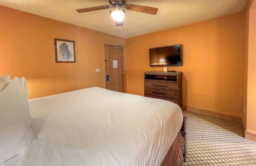 Crested Butte Hotel | Inviting ADA Hotel Suite with Pool, Kitchenette & Hot Tub