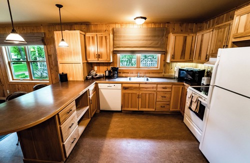 Winthrop House | ADA Patterson Lake Cabin - 1 Queen/1 Queen Murphy/1 Twin