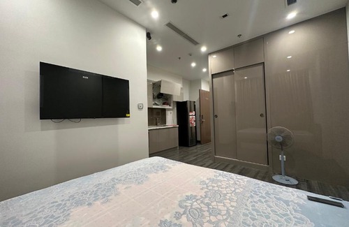 Truc Bach Apartment | Discover ADA Vinhomes Smart City: Pool & Ocean View Escape
