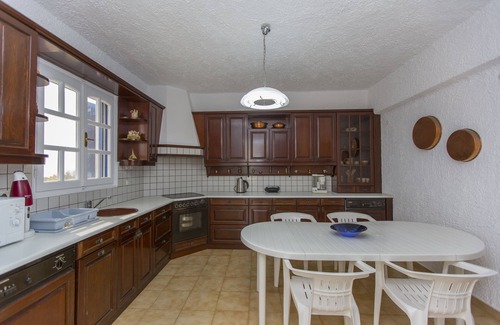 Kastraki Villa | Experience Adam Villa's Family Retreat with Ocean Views