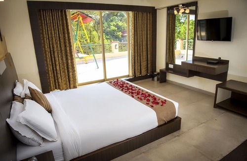 Matheran Hotel | Relax at Adamo The Resort with Pool, Spa & Family Amenities
