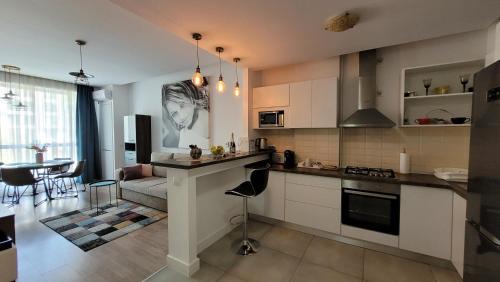 Mamaia-Sat Apartment | Beautiful Adams Apartment with Oceanfront Views & Dining