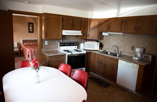 Kingsville Hotel | Discover Adams Golden Acres Motel: Family-Friendly Retreat