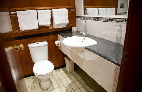 Crossford Hotel | Budget-Friendly Adamson Hotel with Family Amenities