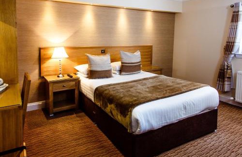 Crossford Hotel | Budget-Friendly Adamson Hotel with Family Amenities
