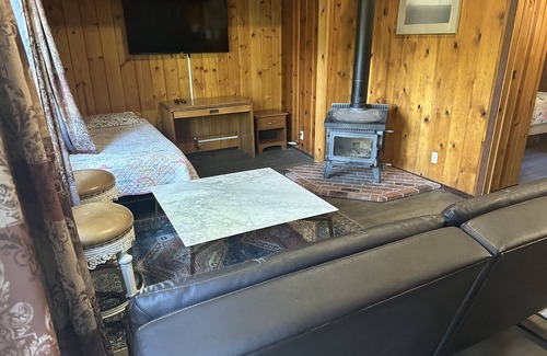 Boulder Creek Cabin | Rustic Cabin Retreat with Family and Pet-Friendly Amenities