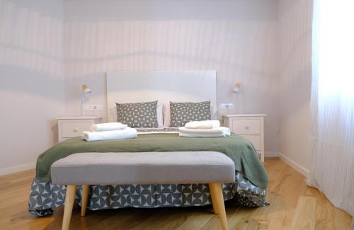 Lugo Apartment | Scenic Adarve Hotel: Parking & Wall Views Await You