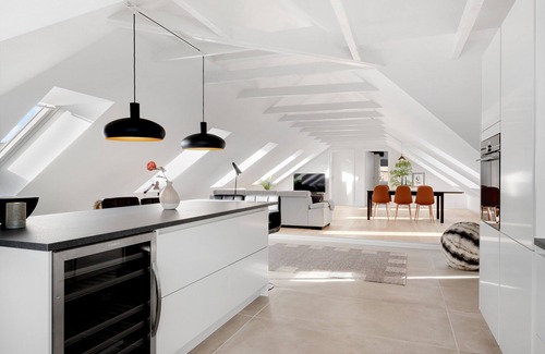 Aalborg Apartment | Stylish Penthouse: 3 Bedrooms in Heart of Aalborg