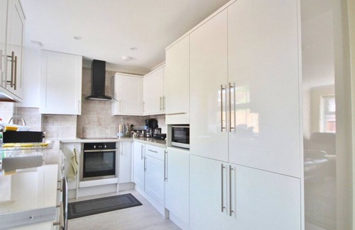 Runnymede Ski Chalet | Pet-Friendly Addlestone Three Bedroom Getaway Awaits You