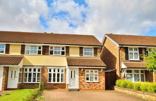 Runnymede Ski Chalet | Pet-Friendly Addlestone Three Bedroom Getaway Awaits You