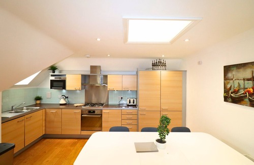Runnymede Apartment | Addlestone - Ideal Two Bedroom Apartment with Great Amenities