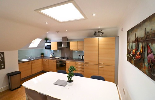 Runnymede Apartment | Addlestone - Ideal Two Bedroom Apartment with Great Amenities