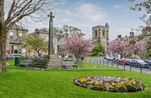 Rothbury House | Pet-Friendly Addycombe Cottage with Excellent Guest Ratings