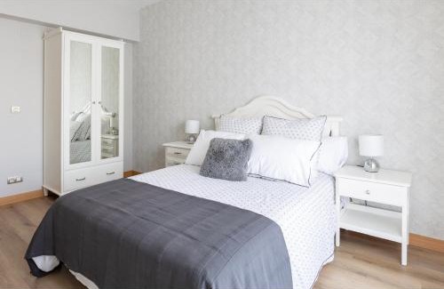 A Estrada Apartment | Discover Adeinés Viviendas: Family-Friendly Retreat with 9.4 Rating
