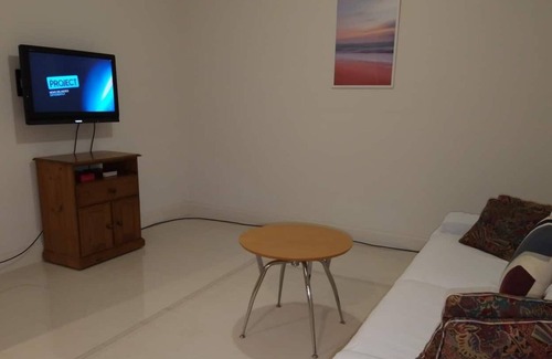 Brooklyn Park House | Adelaide Airport House, ROOM 2 - queen bed