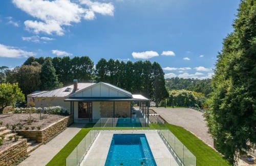 Summertown Villa | Enchanting Adelaide Hills Cottage with Scenic Views & Pool