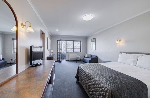 North Adelaide Hotel | Adelaide Inn: Family-Friendly Retreat with Pool & Spa