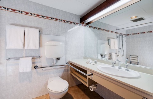 North Adelaide Hotel | Adelaide Inn: Family-Friendly Retreat with Pool & Spa