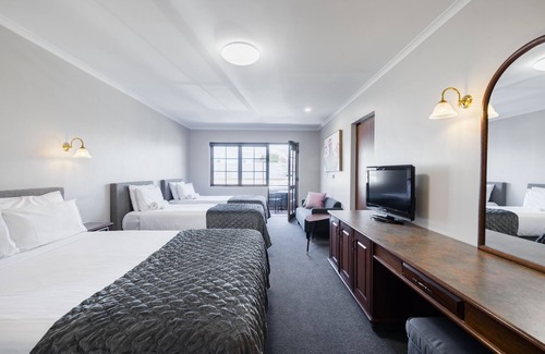 North Adelaide Hotel | Adelaide Inn: Family-Friendly Retreat with Pool & Spa