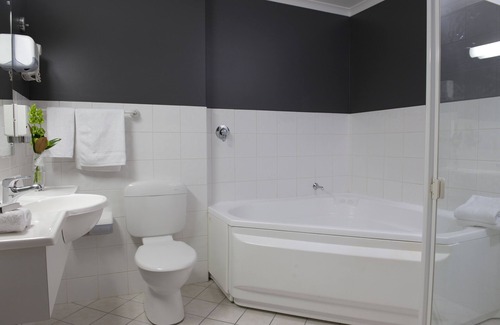 Adelaide Central Business District Hotel | Discover Adelaide Riviera Hotel: 4-Star Comfort & Great Amenities