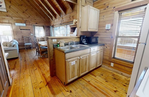 Townsend Cabin | Adelaide's Den: Family-Friendly 2 Bedroom Cabin Retreat