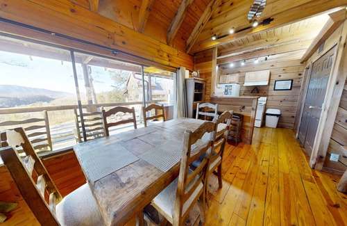 Townsend Cabin | Adelaide's Den: Family-Friendly 2 Bedroom Cabin Retreat