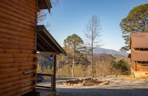 Townsend Cabin | Adelaide's Den: Family-Friendly 2 Bedroom Cabin Retreat