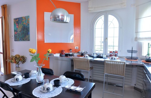 Luni House | Discover Adele's Garden: Family-Friendly Retreat with Kitchen