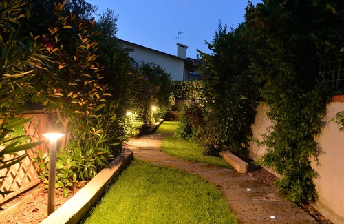 Luni House | Discover Adele's Garden: Family-Friendly Retreat with Kitchen
