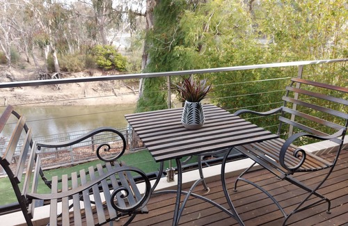 Echuca Apartment | Adelphi Apartment 6A: Guest Rated 10/10 with Pool & Breakfast
