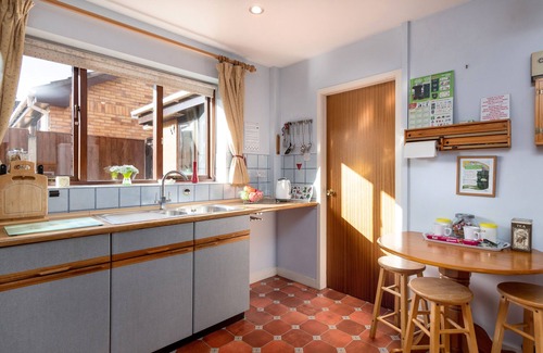 St George Cottage | Cozy Aderyn Du - Family-Friendly Cottage with Kitchen