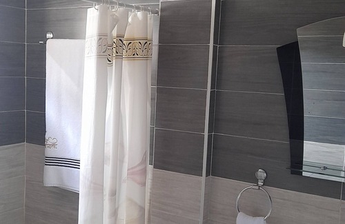 Tarkwa Hotel | Conveniently Located Adeshie Fie Hotel Near Wasa Fiase