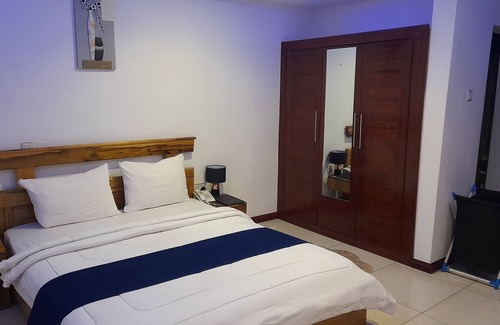 Tarkwa Hotel | Conveniently Located Adeshie Fie Hotel Near Wasa Fiase