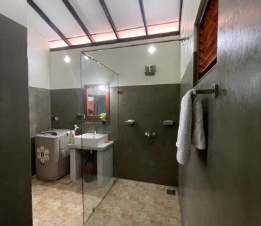 Ambalangoda Apartment | Adhi Villa: Family-Friendly Retreat with Relaxing Hot Tub