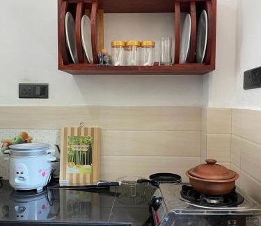Ambalangoda Apartment | Adhi Villa: Family-Friendly Retreat with Relaxing Hot Tub