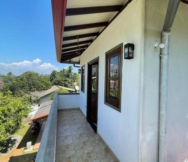 Ambalangoda Apartment | Adhi Villa: Family-Friendly Retreat with Relaxing Hot Tub