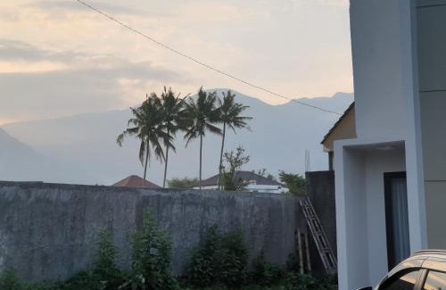 Garut House | Budget-Friendly Stay at Adinda Syariah B 09 Paseban