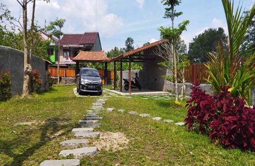 Pakem Villa | Explore Comfort at Adine Guest House with Pool & Kitchen