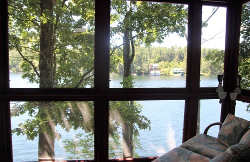 Lake George House | Relaxing Lakeside Retreat in Dunhams Bay with Ocean Views