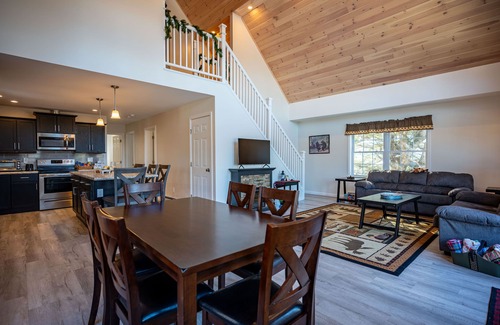 Old Forge Ski Chalet | Inviting chalet near marina with pet-friendly amenities