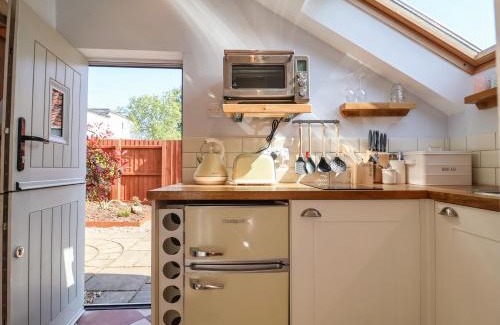 Woodbridge House | Admiral Cottage: Pet-Friendly Retreat with 9/10 Guest Rating