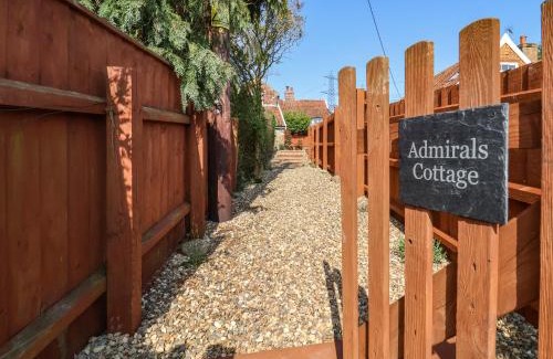 Woodbridge House | Admiral Cottage: Pet-Friendly Retreat with 9/10 Guest Rating