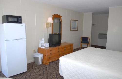 Downtown Myrtle Beach Hotel | Cozy Admiral Motor Inn with Oceanfront Pool Access