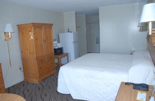 Downtown Myrtle Beach Hotel | Cozy Admiral Motor Inn with Oceanfront Pool Access