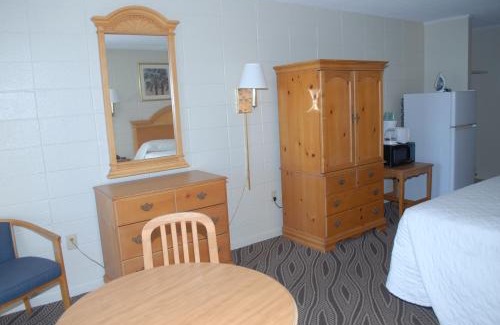 Downtown Myrtle Beach Hotel | Cozy Admiral Motor Inn with Oceanfront Pool Access